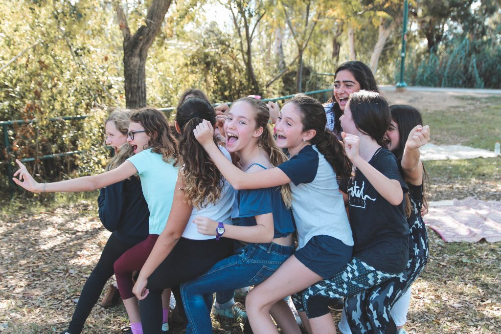 בנות כיתה משחקות ביחד